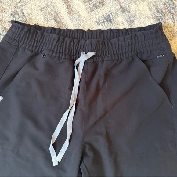 Figs Women’s Black Scrub Set - Picture 7 of 9